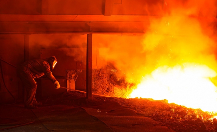 A produção de aço bruto começa com o process de redução, onde o minério de ferro reage com fontes de carbono dentro do alto-forno。O alto-forno requer不同tipos de productos refratários com resistência a reações termo-mecânicas e termo-químicas。